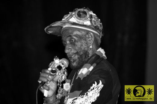 Lee Scratch Perry (Jam) with The White Belly Rats - Back To The Roots Festival, Elbufer, Dresden 16. Juli 2005 (12).jpg